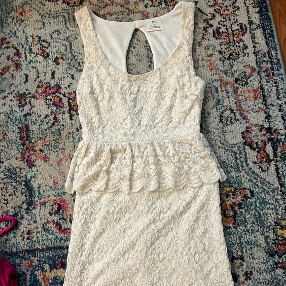 Pins & Needles (Urban) Cream lace peplum dress with scalloped trim - S - Picture 4 of 6